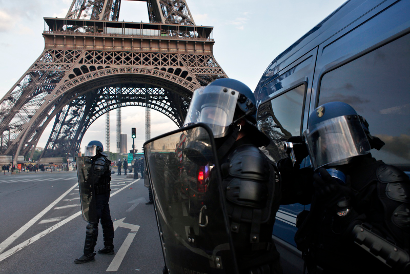 Illustration for article titled PSG's Championship Parade Ended In Riots